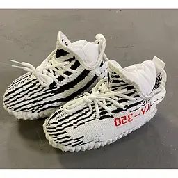 Іграшка для собак Yeezy Boost 350 кросівок зі шнурками з пискавкою, білий Multibrand zoo0006150