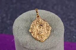 Ладанка Xuping Jewelry овальна з хвилястими краями Марія схилила голову до немовляти 2,5 см золотиста