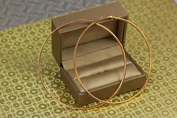Сережки кільця Хuping Jewelry плоскі з малюнком 8,5 см золотисті - мініатюра 3