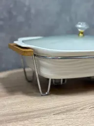 Керамічна форма для запікання з кришкою та металевою підставкою, сервірувальна страва для духовки та подавання 1.5 л (3373) - мініатюра 3