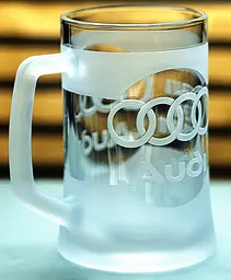 Пивний кухоль Audi 660 мл з гравіюванням Подарунок автолюбителю  Келих з логотипом авто Ауді та  легендарний слоган - мініатюра 2