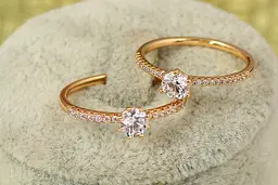 Кільце Xuping Jewelry тонке з камінням з боків р 20 золотисте - мініатюра 2
