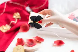 Масажна свічка Bijoux Melt My Heart з ароматом солоної карамелі, 70 мл - мініатюра 4