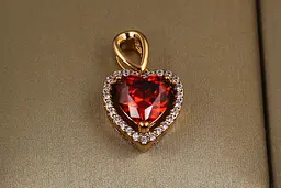 Кулон Xuping Jewelry червоне серце в обідку з дрібних фіанітів для тонкого ланцюга 1.2 см золотистий