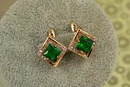 Сережки Xuping Jewelry ромбік з зеленим каменем 1,4 см золотисті