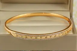 Браслет бенгл Xuping Jewelry зі сквозними серечками 60 мм 5 мм на руку від 16см до19 см золотистий
