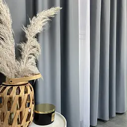 Матові атласні блекаут штори сірого кольору 2шт. 150х270 з білим шифоновим тюлем 400х270, на тасьмі ALBO pbe0052598 - мініатюра 8