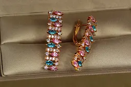 Серьги Xuping Jewelry Виконтесса с голубыми и розовыми камнями 3 см золотистые - миниатюра 2