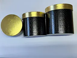 Набір круглих подарункових коробок 3 шт чорні з золотими кришками коробки для квітів та подарунків - мініатюра 2