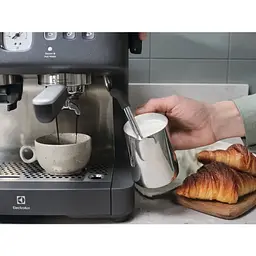 Кавоварка еспресо ELECTROLUX E8EC1-8BP - мініатюра 3