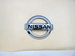 Емблема решітки задня для Nissan Хром 100х85 мм Пластик на скотчі (Завод) - мініатюра 4