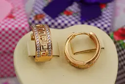 Сережки Xuping Jewelry з грецьким візерунком по краях доріжки з камінців 1.8 см золотисті - мініатюра 2
