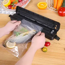 Побутовий вакуумний пакувальник Vacuum Sealer з набором пакетів 90 Вт Чорний - мініатюра 2