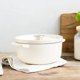 Каструля KitchenAid Cast Iron чавунна з кришкою 22 см 3.3 л мигдальний крем (CC006056-001) - мініатюра 4