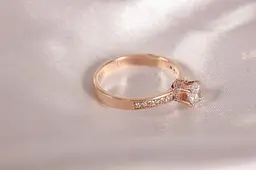 Каблучка з червоного золота з фіанітами 19.5 K-0142 - мініатюра 5