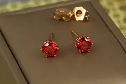 Сережки гвоздики Xuping Jewelry червоний фіаніт на шість кріплень 6 мм золотисті