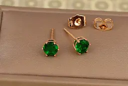 Сережки гвоздики Xuping Jewelry зелений фіаніт на шість кріплень 6 мм золотисті