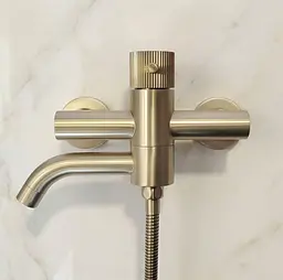 Змішувач для ванни Rea Lungo Stripe brushed gold REA-B8055 - мініатюра 3