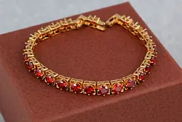 Браслет Xuping Jewelry з червоними каменями в квадратній оправі по всій довжині 19 см 6 мм золотистий