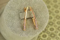 Сережки Xuping Jewelry дужки з камінцями на вістрі 2,8 см золотисті - мініатюра 2