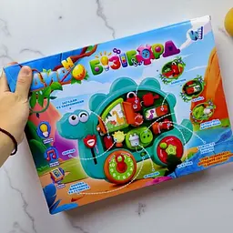 Бізіборд "WToys", ОЗВУЧУВАННЯ УКРАЇНСЬКОЮ МОВОЮ, казки, пісні, звуки, підсвічування, аналоговий годинник, пальчикові ігри, в коробці - мініатюра 2