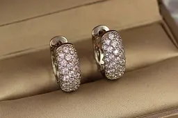 Сережки кільця Хuping Jewelry опуклі з камінням ззаду візерунок 1.8 см сріблясті - мініатюра 3