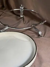 Керамічне блюдо 1570G з рельєфом на сріблястій підставці 20 см - мініатюра 4