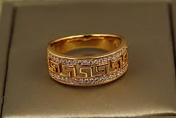 Кільце Xuping Jewelry Грецький візерунок із фіанітами по краях р 16 золотисте