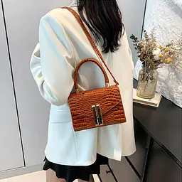 Жіноче кросбоді із золотистою фурнітурою Lilly P2-1801C коричнева - мініатюра 4
