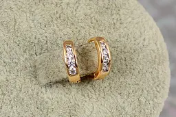 Сережки кільця Хuping Jewelry спереду камінці бортики по краях 1.2 см золотисті