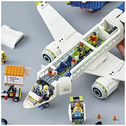 Конструктор LEGO City Пасажирський літакт, 913 деталей (60367) - мініатюра 6