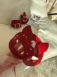 Маска жіноча BDSM шкіряна Кішка з металевими заклепками на еластичному ремінці червона S/M/L