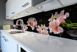Кухонний фартух Рожеві Альстромерії для кухні наклейка квіти на чорному тлі 65х250 см Happy Pocket Z180523