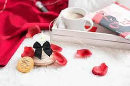 Масажна свічка Bijoux Melt My Heart з ароматом солоної карамелі, 70 мл - мініатюра 5