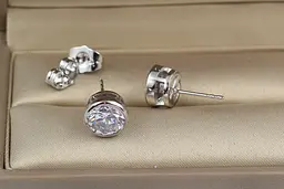 Серьги гвоздики Xuping Jewelry камень в ободке 8 мм серебристые - миниатюра 2