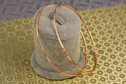 Сережки кільця Хuping Jewelry плоскі з малюнком 8,5 см золотисті
