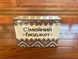 Дерев'яна скринька для грошей "Бюджет сім'ї" Колір (Червона Вишивка) - мініатюра 3