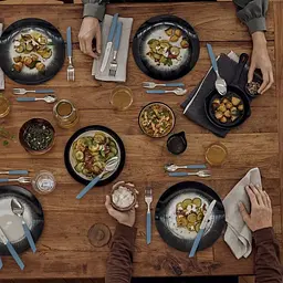 Кухонна виделка Victorinox Swiss Modern Table 20см з син. ручкою - мініатюра 3