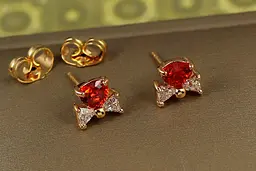 Сережки гвоздики Xuping Jewelry серце з бантиком із червоним каменем 7 мм золотисті - мініатюра 2