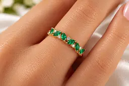 Жіноча каблучка Jewellery Continent із зеленими фіанітами з жовтого золота 17.5 (К-0932) - мініатюра 4
