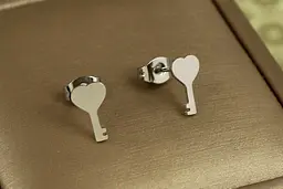 Сережки Stainless steel гвоздики ключ з сердечком 1 см сріблястий - мініатюра 2