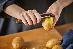 Овочечистка Fiskars Functional Form з рухомим лезом Чорна 1014419 - мініатюра 4