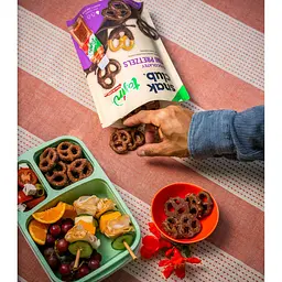 Шоколадні міні-кренделі Snak Club Tajin з приправою чилі та лаймом 113 г - мініатюра 5
