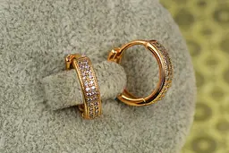 Сережки Xuping Jewelry кільця з камінням бортики по краях 1.5 см золотисті - мініатюра 2