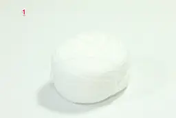 Нить акриловая для вышивания в клубках 70 м/4.5 г (002)