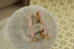 Сережки Xuping Jewelry овальні кільця з дрібними камінчиками 2,9 см золотисті - мініатюра 3