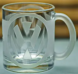 Скляна чашка Volkswagen Фольксваген 320мл з гравіюванням Подарунок автолюбителю кружка для чаю кави з лого авто легендарний слоган - мініатюра 8