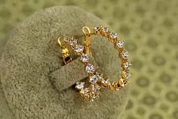 Серьги кольца Хuping Jewelry с крупными камнями 2,4 см золотистые - миниатюра 2