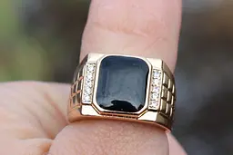 Печатка Xuping Jewelry квадратна чорна з двох сторін білі фіаніти р 19 золотиста - мініатюра 2