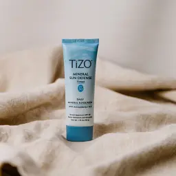 Крем мінеральний сонцезахисний з відтінком TiZO Mineral Sun Defense Tinted SPF 50, 50 г - мініатюра 3